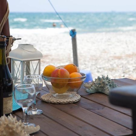 Aquarian Beachfront Apartment Larnaca Ngoại thất bức ảnh
