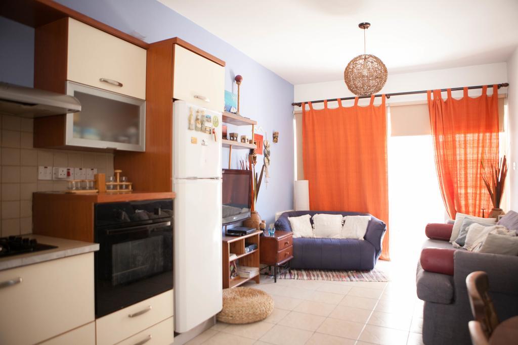 Aquarian Beachfront Apartment Larnaca Ngoại thất bức ảnh