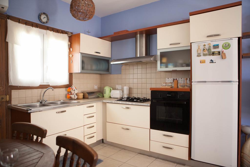 Aquarian Beachfront Apartment Larnaca Ngoại thất bức ảnh