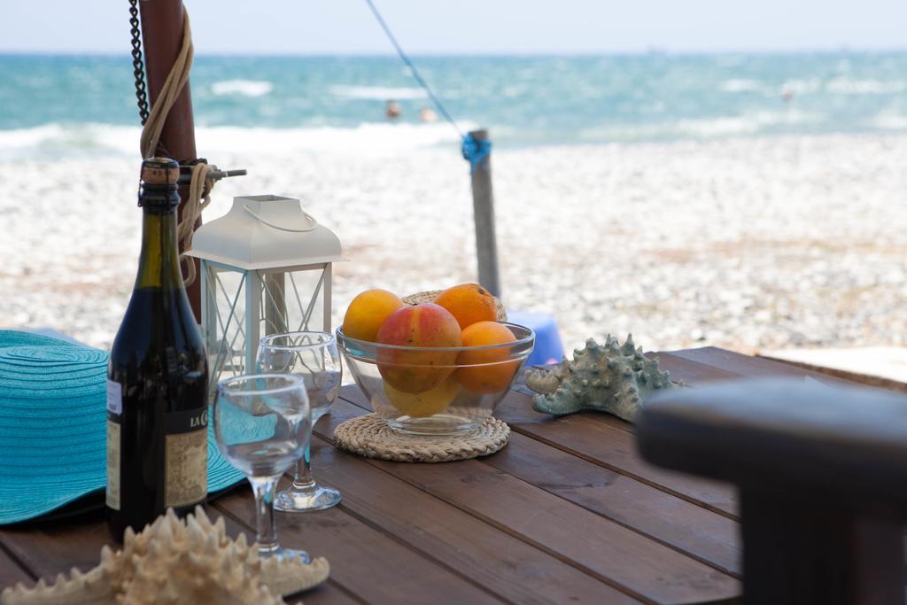 Aquarian Beachfront Apartment Larnaca Ngoại thất bức ảnh