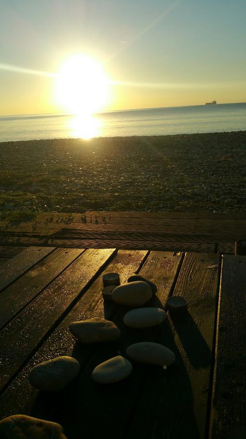 Aquarian Beachfront Apartment Larnaca Ngoại thất bức ảnh