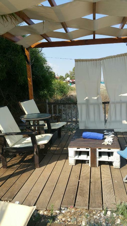 Aquarian Beachfront Apartment Larnaca Ngoại thất bức ảnh